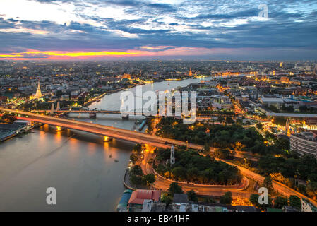 Blick auf die Stadt Bangkok am Chao Phraya River Stockfoto