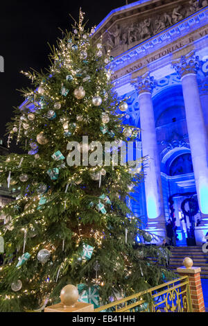 London, Großbritannien. 25 Nov, 2014. Sheriff Waddingham der Stadt London eingeschaltet die festliche Tiffany & Co. Weihnachtsbaum leuchtet auf den Stufen des Royal Exchange in der City von London, Großbritannien, am 25. November 2014. Die jahreszeitliche Feiern und Festlichkeiten schließen einen Weihnachtsbaum mit weißen und goldenen Verzierungen und blau Pakete, die vor der Kulisse des Wahrzeichen Royal Exchange stehen mit blauen Lichtern beleuchtet. Credit: Graham Prentice/Alamy leben Nachrichten Stockfoto