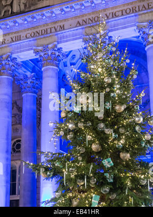 London, Großbritannien. 25 Nov, 2014. Sheriff Waddingham der Stadt London eingeschaltet die festliche Tiffany & Co. Weihnachtsbaum leuchtet auf den Stufen des Royal Exchange in der City von London, Großbritannien, am 25. November 2014. Die jahreszeitliche Feiern und Festlichkeiten schließen einen Weihnachtsbaum mit weißen und goldenen Verzierungen und blau Pakete, die vor der Kulisse des Wahrzeichen Royal Exchange stehen mit blauen Lichtern beleuchtet. Credit: Graham Prentice/Alamy leben Nachrichten Stockfoto