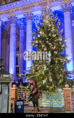 London, Großbritannien. 25 Nov, 2014. Sheriff Waddingham der Stadt London eingeschaltet die festliche Tiffany & Co. Weihnachtsbaum leuchtet auf den Stufen des Royal Exchange in der City von London, Großbritannien, am 25. November 2014. Die jahreszeitliche Feiern und Festlichkeiten schließen einen Weihnachtsbaum mit weißen und goldenen Verzierungen und blau Pakete, die vor der Kulisse des Wahrzeichen Royal Exchange stehen mit blauen Lichtern beleuchtet. Credit: Graham Prentice/Alamy leben Nachrichten Stockfoto