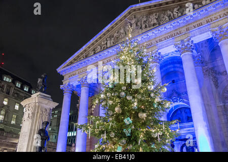 London, Großbritannien. 25 Nov, 2014. Sheriff Waddingham der Stadt London eingeschaltet die festliche Tiffany & Co. Weihnachtsbaum leuchtet auf den Stufen des Royal Exchange in der City von London, Großbritannien, am 25. November 2014. Die jahreszeitliche Feiern und Festlichkeiten schließen einen Weihnachtsbaum mit weißen und goldenen Verzierungen und blau Pakete, die vor der Kulisse des Wahrzeichen Royal Exchange stehen mit blauen Lichtern beleuchtet. Credit: Graham Prentice/Alamy leben Nachrichten Stockfoto