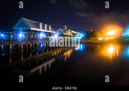 Angelsteg in der Nacht, an der Waterfront Park in Charleston, South Carolina. Stockfoto