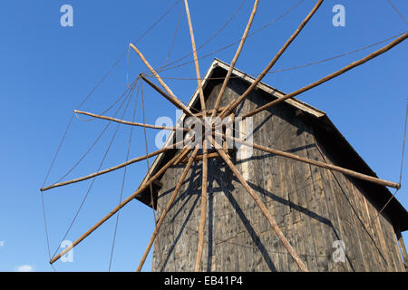 Alte hölzerne Windmühle im Hintergrund des blauen Himmels Stockfoto