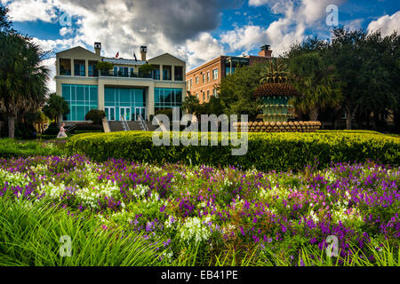 Garten und die Ananas-Brunnen an der Waterfront Park in Charleston, South Carolina. Stockfoto