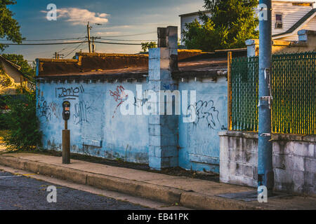 Graffiti an der Wand in einer Gasse in Essex, Maryland. Stockfoto