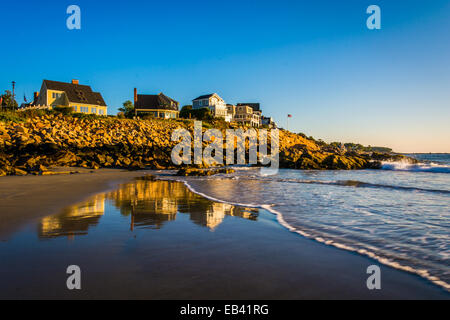 Häuser auf den Klippen mit Blick auf den Atlantischen Ozean in York, Maine. Stockfoto