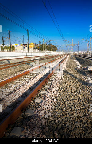 Bahngleise in der Nähe von einigen Gebäuden an einem sonnigen Tag Stockfoto