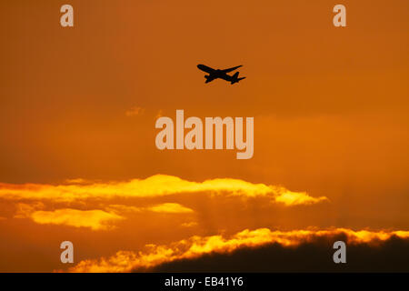 Passagierjet bei Sonnenuntergang, Honolulu, Oahu, Hawaii, USA Stockfoto