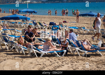 Strand von Benidorm, Alicante, Costa Blanca, Spanien. alle Altersgruppen Senioren Rentner Rentner sonnenbaden Spazieren Wandern Entspannung in der Nähe des Meeres Stockfoto