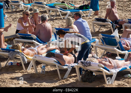 Strand von Benidorm, Alicante, Costa Blanca, Spanien. alle Altersgruppen Senioren Rentner Rentner sonnenbaden Spazieren Wandern Entspannung in der Nähe des Meeres Stockfoto