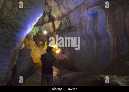 Touristen, die vorbei geführt durch die Caverna del Indio, in der Region Vinales, Kuba. Stockfoto