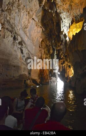 Touristen, die durch die Caverna del Indio in der Region Vinales in Kuba geführt werden. Stockfoto