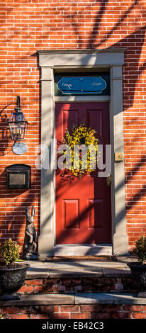 Vintage isoliertes Haus rot Farbe Vordertürkranz Blumen von gelbem Forsythia, Lancaster County, Pennsylvania, USA, USA, pt America Stockfoto