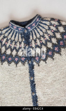 Traditionelle kammgarn Mode gestrickt Winterpullover schneiden Sie mit einem ski Mode Muster, Wollsachen in Island, pt Europa, Strickmuster, vintage Stockfoto