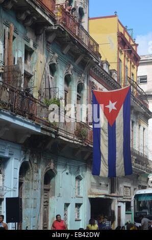 Eine kubanische Fahne hängt über einer Wohnstraße im Centro Havanna Stockfoto