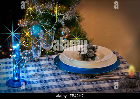 Tabelle für Weihnachtsessen mit Dekoration blau und Silber mit Weihnachtsbaum und die Stimmung zu Weihnachten Stockfoto