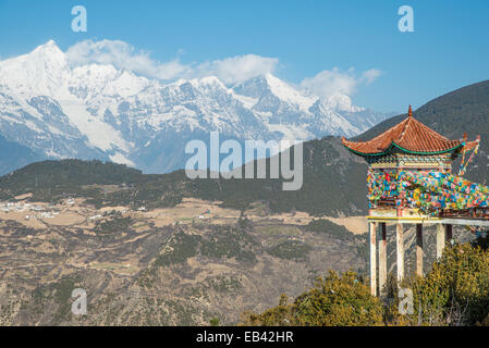 Tibet-Pavillon und Meili Schneeberg in Yunnan Stockfoto