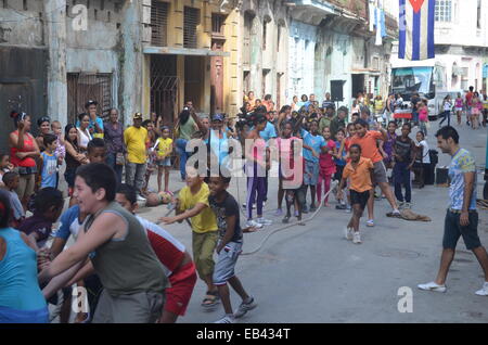 Schülerinnen und Schüler nehmen Teil an einem Sporttag / Tug-o-War auf den Straßen von Havanna Centro-Wettbewerb Stockfoto