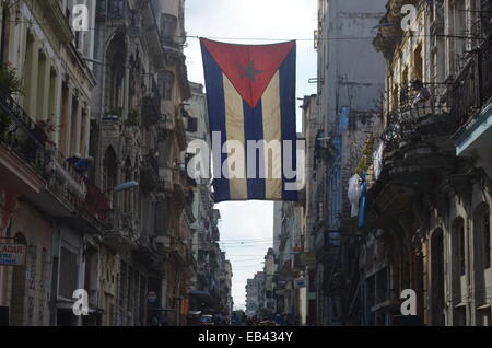 Eine kubanische Fahne hängt über einer Wohnstraße im Centro Havanna Stockfoto