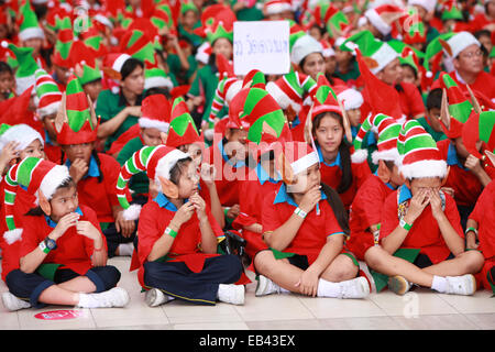 Bangkok, Thailand. 25. November 2014. Im Siam Paragon vor Siam Paragon laden neben Siam Center Parc 1.762 Weihnachtselfen versammelt, um einen neuen Guinness-Weltrekord zu schaffen. Bangkok, Thailand. Bildnachweis: Paul Quayle/Alamy Live-Nachrichten Stockfoto