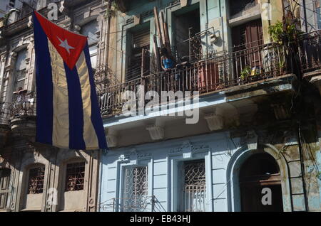 Eine kubanische Fahne hängt über einer Wohnstraße im Centro Havanna Stockfoto