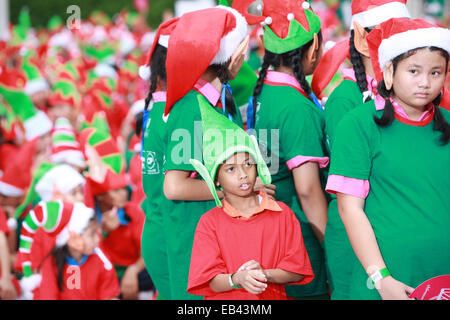 Bangkok, Thailand. 25. November 2014. Im Siam Paragon vor Siam Paragon laden neben Siam Center Parc 1.762 Weihnachtselfen versammelt, um einen neuen Guinness-Weltrekord zu schaffen. Bangkok, Thailand. Bildnachweis: Paul Quayle/Alamy Live-Nachrichten Stockfoto