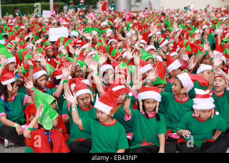 Bangkok, Thailand. 25. November 2014. Im Siam Paragon vor Siam Paragon laden neben Siam Center Parc 1.762 Weihnachtselfen versammelt, um einen neuen Guinness-Weltrekord zu schaffen. Bangkok, Thailand. Bildnachweis: Paul Quayle/Alamy Live-Nachrichten Stockfoto