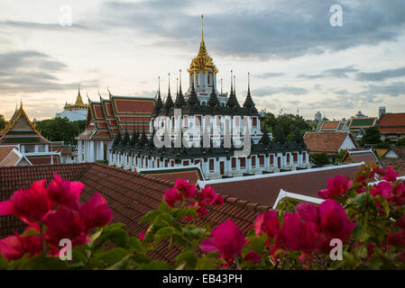 Wat Ratchanaddaram und Loha Prasat Metall Palast in Bangkok, Thailand Stockfoto