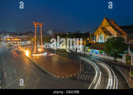 Die Riesenschaukel und Suthat Tempel zu Twilight Zeit, Bangkok, Thailand Stockfoto