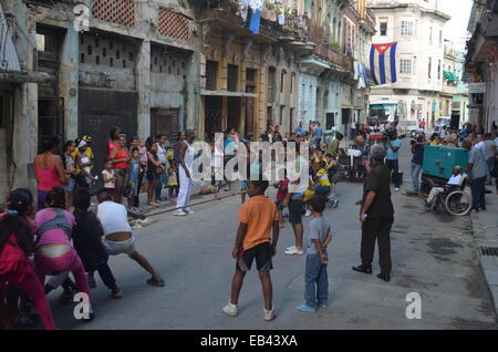 Schülerinnen und Schüler nehmen Teil an einem Sporttag / Tug-o-War auf den Straßen von Havanna Centro-Wettbewerb Stockfoto