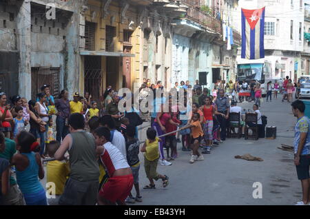 Schülerinnen und Schüler nehmen Teil an einem Sporttag / Tug-o-War auf den Straßen von Havanna Centro-Wettbewerb Stockfoto