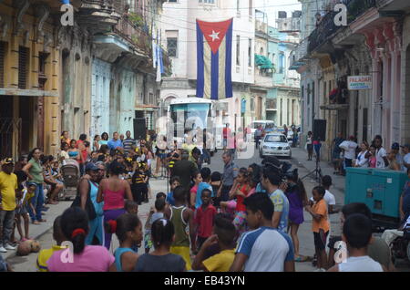 Schülerinnen und Schüler nehmen Teil an einem Sporttag / Tug-o-War auf den Straßen von Havanna Centro-Wettbewerb Stockfoto