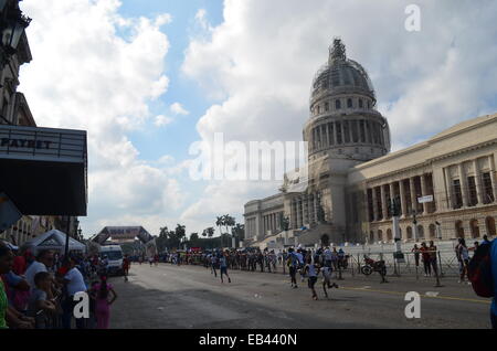 Athleten in Havanna teilzunehmen erreichen die Ziellinie des Marathon Marabana vor dem Capitolo Gebäude Stockfoto