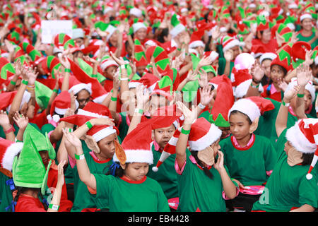 Bangkok, Thailand. 25. November 2014. Im Siam Paragon vor Siam Paragon laden neben Siam Center Parc 1.762 Weihnachtselfen versammelt, um einen neuen Guinness-Weltrekord zu schaffen. Bangkok, Thailand. Bildnachweis: Paul Quayle/Alamy Live-Nachrichten Stockfoto