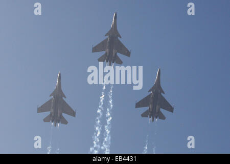 Indian Air Force und der Russischen Föderation Air Force (RFAF) Piloten, die Vorbereitung auf einen Ausfall auf ein IAF Su -30 MK-I während Ex-Avia Indra-ich Phase-II am Air Force Station Halwara. © Bhaskar Mallick /Pacific Presse/Alamy Live-Nachrichten Stockfoto