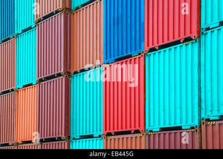 Stapel von Frachtcontainern in den docks Stockfoto