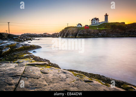 Langzeitbelichtung von Nubble Leuchtturm und den Atlantischen Ozean bei Sonnenaufgang, am Cape Neddick, York, Maine. Stockfoto