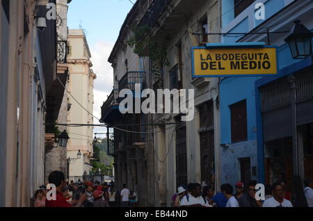 Die berühmte La Boedguita Del Medio Bar in Alt-Havanna, Kuba, ein beliebter Ort von Ernest Hemingway zu trinken Stockfoto