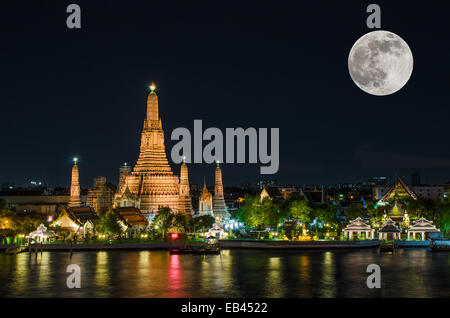 Wat Arun in Nacht mit super Vollmond Stockfoto