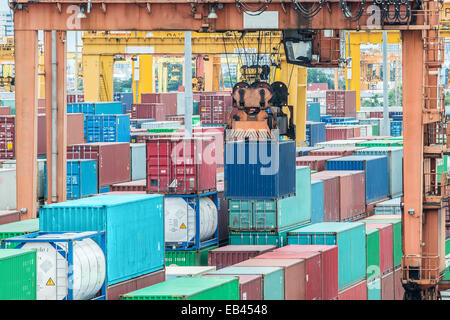 Container im Hafen für Import export Stockfoto