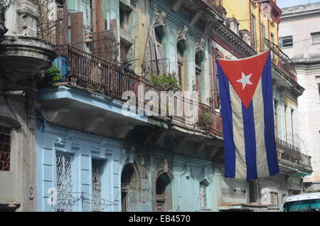 Eine kubanische Fahne hängt über einer Wohnstraße im Centro Havanna Stockfoto