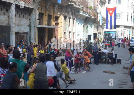 Schülerinnen und Schüler nehmen Teil an einem Sporttag / Tug-o-War auf den Straßen von Havanna Centro-Wettbewerb Stockfoto