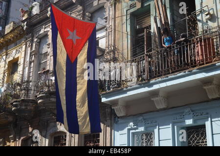 Eine kubanische Fahne hängt über einer Wohnstraße im Centro Havanna Stockfoto