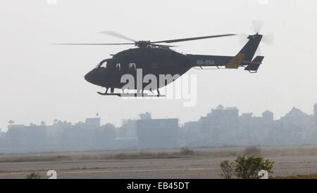 Kathmandu, Nepal. 25. November 2014. Erweiterte Licht Hubschrauber Mark III (Dhurv) fliegt während der Übergabe in Kathmandu, Nepal, 25. November 2014. Der indische Premierminister Narendra Modi am Dienstag übergab Dhurv nepalesischen Premierminister Sushil Koirala. © Sunil Sharma/Xinhua/Alamy Live-Nachrichten Stockfoto