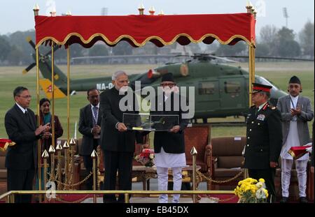 Kathmandu, Nepal. 25. November 2014. Nepalesischen Premierminister Sushil Koirala (R Mitte) erhält die Nachbildung des Advanced Light Helicopter Mark III (Dhurv) vom indischen Premierminister Narendra Modi bei Dhurv Übergabe in Kathmandu, Nepal, 25. November 2014. © Sunil Sharma/Xinhua/Alamy Live-Nachrichten Stockfoto