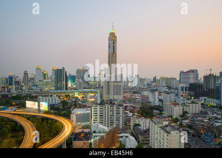 Stadtbild von Bangkok in der Dämmerung mit Hauptverkehr Stockfoto