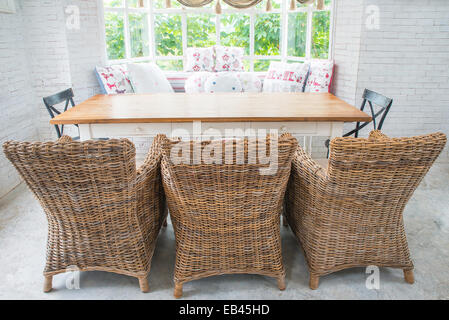 Modern Vintage Innenraum, Wohnzimmer, braunem Leder Sofa auf weiße