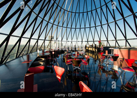 Das Searcys Restaurant und unterhaltsamen Raum bei 30 St Mary Axe in London, auch bekannt als The Gherkin, Interieur Stockfoto
