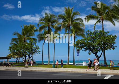 Touristen auf der Kalakaua Ave und Waikiki Beach, Honolulu, Oahu, Hawaii, USA Stockfoto