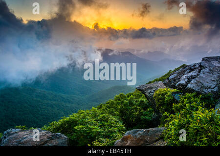 Sonnenuntergang durch Nebel, von schroffen Gipfel, in der Nähe der Blue Ridge Parkway North Carolina gesehen. Stockfoto